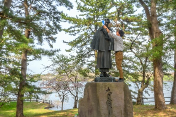 Coroczne pucowanie pomnika Osamu Dazai 太宰治 w parku Ashino w Aomori